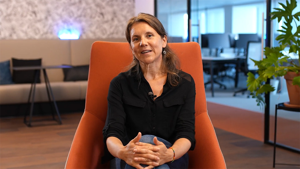 Our experts - video Meet Sarah, photo of her sitting down in front of the camera.