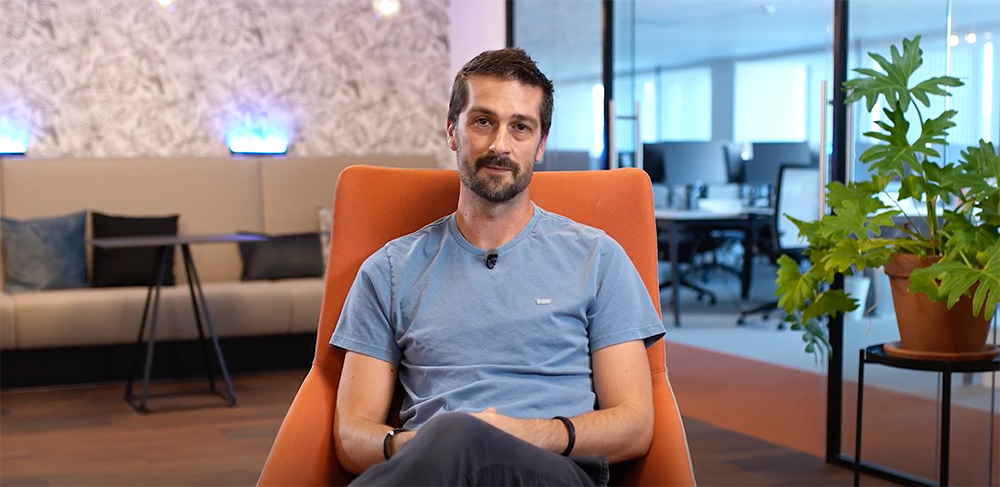 Our experts - video Meet Cedric, photo of him sitting down in front of the camera.