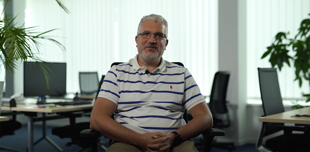 Our experts - video Meet Dimitri, photo of him sitting down in front of the camera.